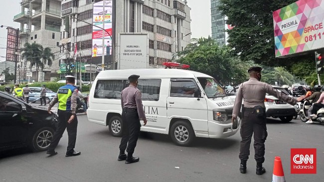 Penyekatan di Jalan Fatmawati Jaksel sempat dilonggarkan pada pagi hari. Namun, mulai pukul 09.00 WIB, polisi kembali menutup jalan tersebut.