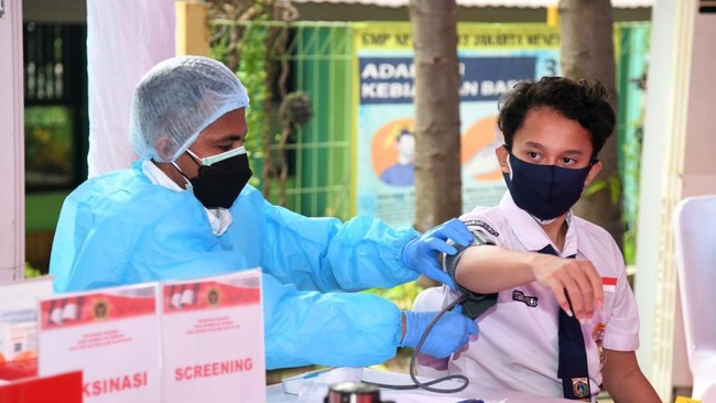 Jubir vaksinasi menyatakan booster vaksin akan dilakukan setalah capaian penyuntikan dua dosis alias lengkap sudah di atas 50 persen dari target nasional.