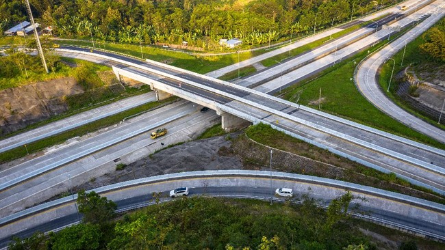 Kementerian PUPR menyatakan pembangunan Jalan Tol Solo-Yogyakarta-Bandara Yogyakarta Internasional Airport (YIA) Kulon Progo sepanjang 96 km telah dimulai.