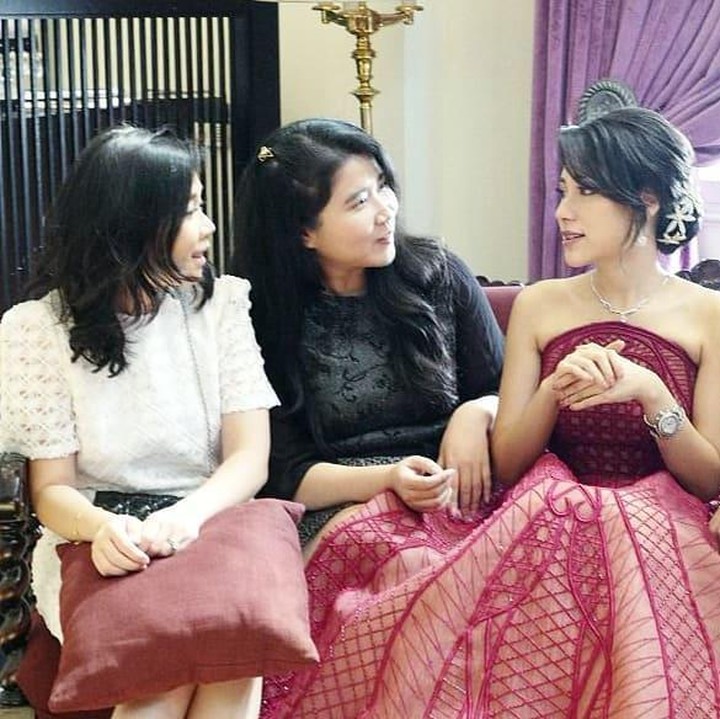 <p>Risa tampil cantik di hari bahagianya itu. Wanita lulusan Harvard University ini mengenakan gaun merah dengan riasan makeup yang simpel. (Foto: Instagram @santosorisa)</p>