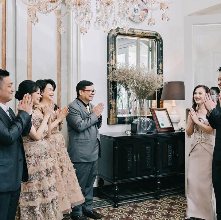 <p>Keluarga Risa dan Michael tampak begitu bahagia di hari pertunangan. Tak cuma Risa dan Michael, kedua keluarga mereka pun mengenakan pakaian yang serasi dan senada. (Foto: Instagram @santosorisa)</p>