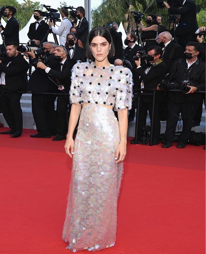 Soko mengenakan gaun payet warna-warni dari Gucci dengan detail border. Tak hanya itu, Soko juga menggunakan makeup dari Guccibeauty./Foto: instagram.com/gucci