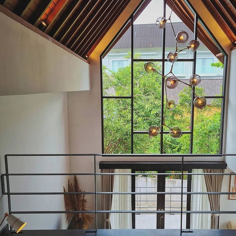 Sudut Rumah Mewah Konsep Minimalis Raisa & Hamish di Bali, Adem Banget! Pindah ke Bali, Raisa dan Hamish Daud tampak menikmati tinggal di rumah mewah berkonsep minimalis. Yuk kita intip!