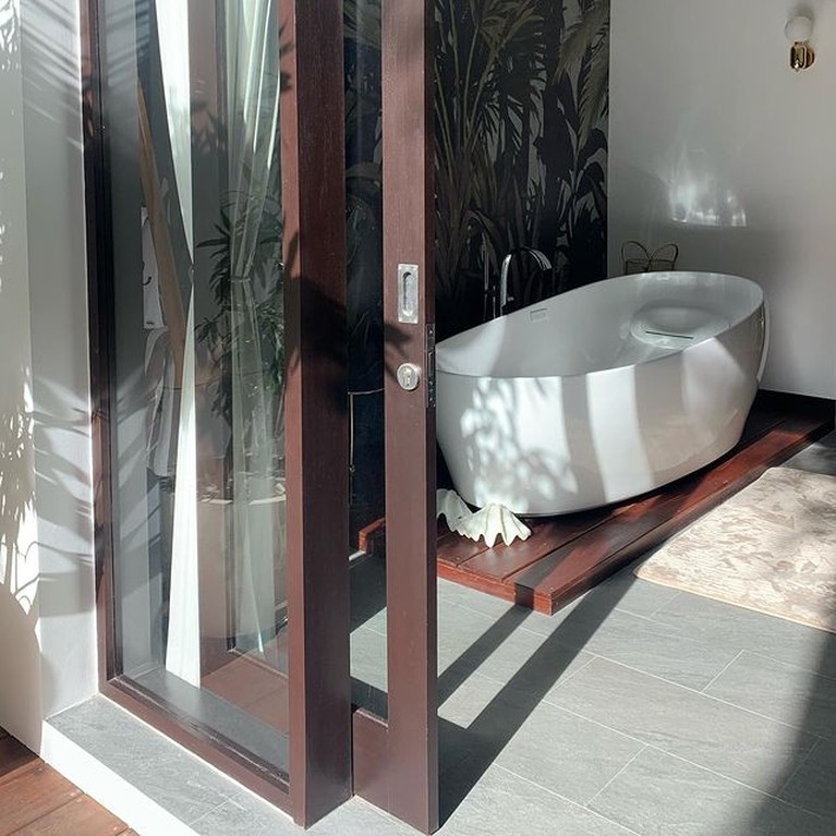 Sudut Rumah Mewah Konsep Minimalis Raisa & Hamish di Bali, Adem Banget! Pindah ke Bali, Raisa dan Hamish Daud tampak menikmati tinggal di rumah mewah berkonsep minimalis. Yuk kita intip!