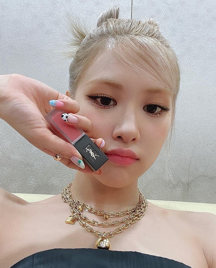 Tatouage Couture Velvet Cream Liquid Lipstick dari YSL yang dibanderol dengan harga 38 USD. Pewarna bibir matte ultra-pigmen ini dapat menutupi bibir dengan warna creamy velvet, yang tahan sepanjang hari./Foto: instagram.com/roses_are_rosie