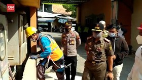 VIDEO: Petugas Putus Aliran Listrik Tempat Karaoke
