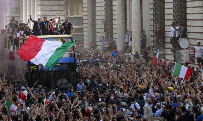 Rinascimento Gli Azzurri Sukses Italia menjuarai Euro 2020 tidak lepas dari usaha keras yang dimulai sejak 2010 lewat kurikulum CARP: Costruzione, Ampiezza, Rifinitura, dan Profondita.