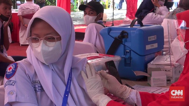 Kebutuhan vaksin di daerah meningkat di saat Pemerintah masih berkukuh menyalurkan sebagian stoknya untuk vaksin berbayar.