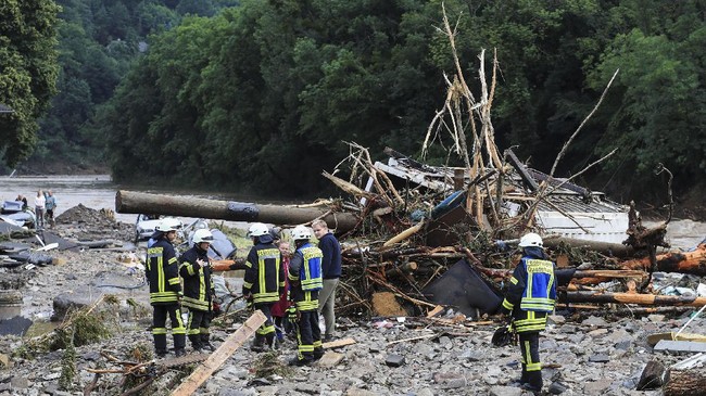 Banjir barat menerjang dua wilayah di Jerman bagian barat, Rabu (14/7). Kanselir Jerman terpukul atas banyaknya dan dampak banjir bandang itu.