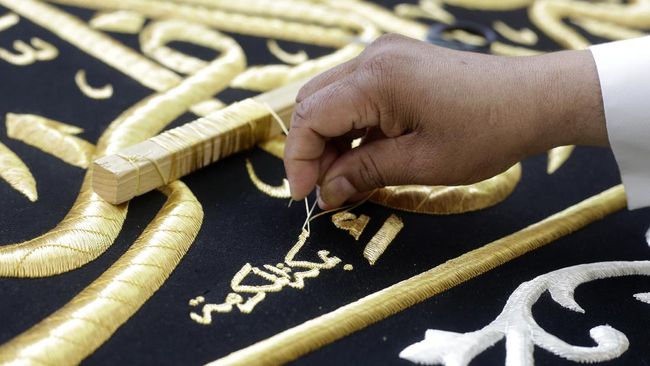 Baru-baru ini, pemerintah Arab Saudi mengangkat Kiswah atau kain pembungkus Ka'bah sebagai bagian dari persiapan menyambut ibadah haji 2022.