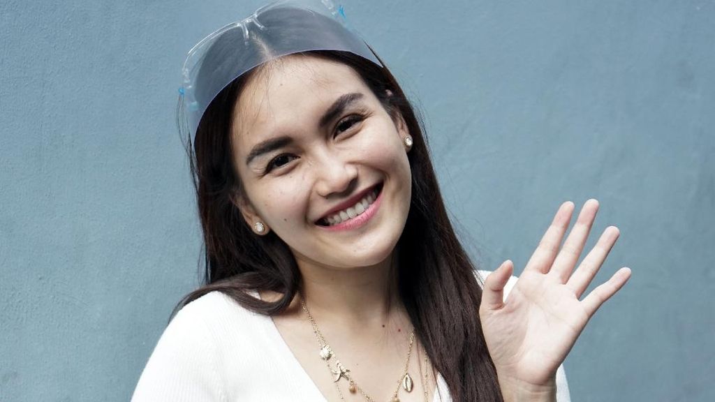 Rayakan Lebaran di Depok, Ayu Ting Ting Keliling Sapa Tetangga