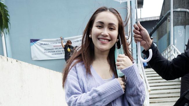 Pedangdut Ayu Ting Ting menggoyang warga di Bundaran HI dalam acara 'Panggung Rakyat' pelantikan Prabowo Subianto-Gibran Rakabuming Raka.