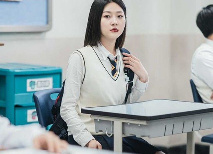 Banyak netizen yang mengaku penasaran dengan kelanjutan hidup Ga Du Sim. Apalagi Kim Sae Ron terlihat sangat cantik dan menawan dengan penampilan barunya dalam drama ini. (foto: kakaotv.official)