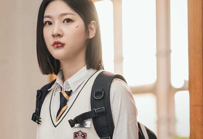 Berbeda dengan nenek dan ibunya, Ga Du Sim tidak ingin terlahir di keluarga dukun. Ia menolak takdirnya sebagai dukun penerus dan menjalani hidup sebagai gadis biasa hingga usia 18 tahun. (foto: kakaotv.official)