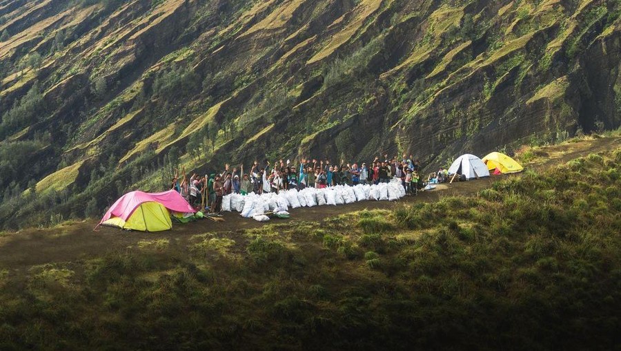 Bikin Kagum, Bule Tampan Ini Angkut 1,6 Ton Sampah dari Gunung Rinjani