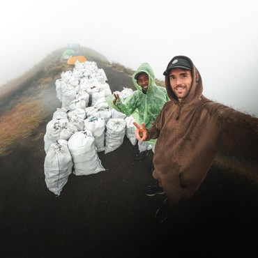 Bikin Kagum, Bule Tampan Ini Angkut 1,6 Ton Sampah dari Gunung Rinjani