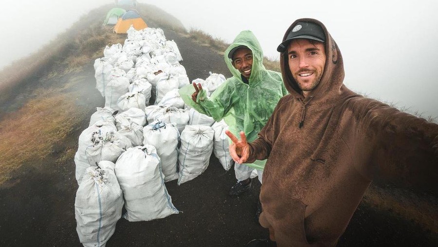 Bikin Kagum, Bule Tampan Ini Angkut 1,6 Ton Sampah dari Gunung Rinjani Bikin Kagum, Bule Tampan Ini Angkut 1,6 Ton Sampah dari Gunung Rinjani