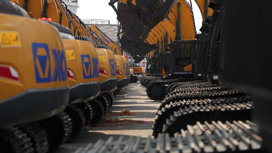 Petugas memeriksa alat berat yang baru datang dari China di Pelabuhan Tanjung Priok, Jakarta, Kamis (15/7/2021). Anak usaha PT Pelabuhan Indonesia II (Persero atau Pelindo 2, PT Indonesia Kendaraan Terminal Tbk (IPCC) melaporkan data terbaru bongkar muat kendaraan di Terminal IPCC Tanjung Priok, Jakarta Utara selama semester I-2021.(CNBC Indonesia/Tri Susilo)