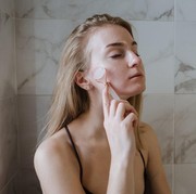 Mencegah Penuaan Dini Sejak Muda, Perhatikan Pilihan Produk Skincare!