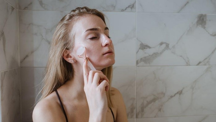 Mencegah Penuaan Dini Sejak Muda, Perhatikan Pilihan Produk Skincare!