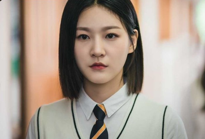 Diluar dugaan, drama Superior Shaman Ga Du Sim akan bergenre fantasi. Kim Sae Ron sendiri berperan sebagai Ga Du Sim, siswi SMA yang ternyata adalah putri generasi ketiga keluarga dukun. (foto: kakaotv.official)