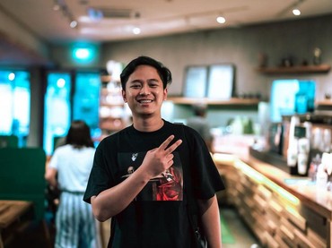 img-title Heboh Pria Diduga Doni Salmanan Asyik Rebahan di Sofa, Begini Faktanya!