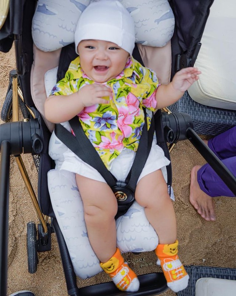 Ekspresi Senang Baby Abecio Putra Momo Eks Geisha Perdana Main di Pantai Momo Eks Geisha dan sang suami Nicola Reza Samudra memboyong anak-anak mereka berlibur di Bali. Yuk intip baby Abe main pantai!