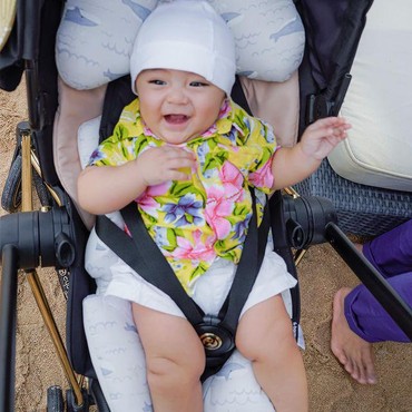 Ekspresi Senang Baby Abecio Putra Momo Eks Geisha Perdana Main di Pantai