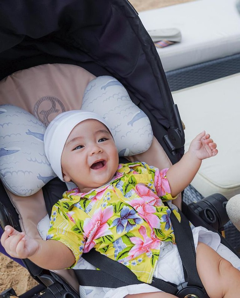 Ekspresi Senang Baby Abecio Putra Momo Eks Geisha Perdana Main di Pantai Momo Eks Geisha dan sang suami Nicola Reza Samudra memboyong anak-anak mereka berlibur di Bali. Yuk intip baby Abe main pantai!