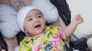 Momo Eks Geisha dan sang suami Nicola Reza Samudra memboyong anak-anak mereka berlibur di Bali&period; Yuk intip baby Abe main pantai&excl;