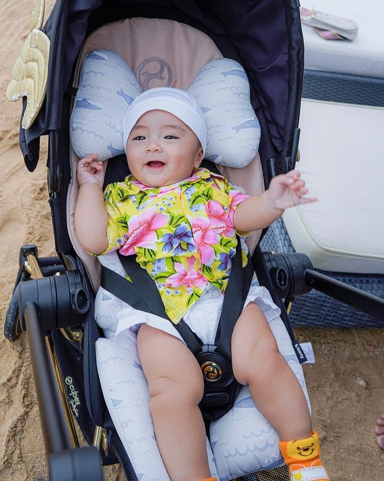 Ekspresi Senang Baby Abecio Putra Momo Eks Geisha Perdana Main di Pantai Momo Eks Geisha dan sang suami Nicola Reza Samudra memboyong anak-anak mereka berlibur di Bali. Yuk intip baby Abe main pantai!