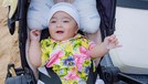 Momo Eks Geisha dan sang suami Nicola Reza Samudra memboyong anak-anak mereka berlibur di Bali&period; Yuk intip baby Abe main pantai&excl;