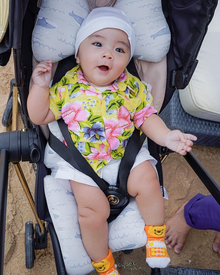 Ekspresi Senang Baby Abecio Putra Momo Eks Geisha Perdana Main di Pantai Momo Eks Geisha dan sang suami Nicola Reza Samudra memboyong anak-anak mereka berlibur di Bali. Yuk intip baby Abe main pantai!