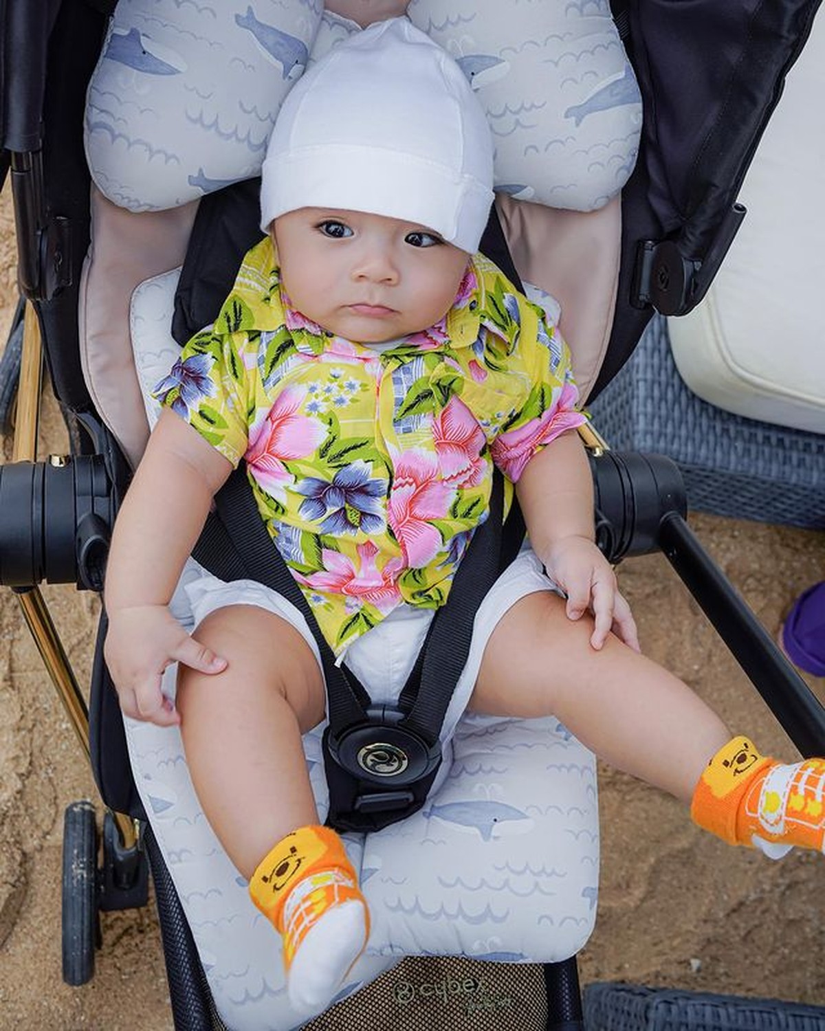 Momo Eks Geisha dan sang suami Nicola Reza Samudra memboyong anak-anak mereka berlibur di Bali&period; Yuk intip baby Abe main pantai&excl;