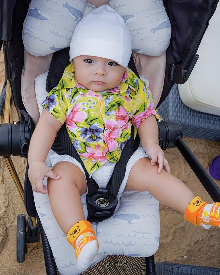 Ekspresi Senang Baby Abecio Putra Momo Eks Geisha Perdana Main di Pantai Momo Eks Geisha dan sang suami Nicola Reza Samudra memboyong anak-anak mereka berlibur di Bali. Yuk intip baby Abe main pantai!