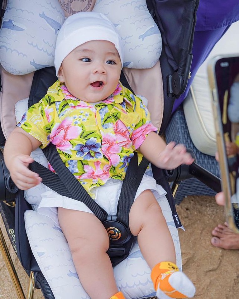 Ekspresi Senang Baby Abecio Putra Momo Eks Geisha Perdana Main di Pantai Momo Eks Geisha dan sang suami Nicola Reza Samudra memboyong anak-anak mereka berlibur di Bali. Yuk intip baby Abe main pantai!