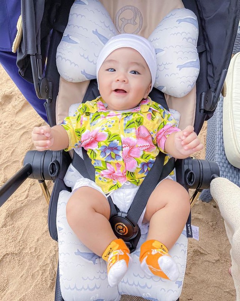 Ekspresi Senang Baby Abecio Putra Momo Eks Geisha Perdana Main di Pantai Momo Eks Geisha dan sang suami Nicola Reza Samudra memboyong anak-anak mereka berlibur di Bali. Yuk intip baby Abe main pantai!