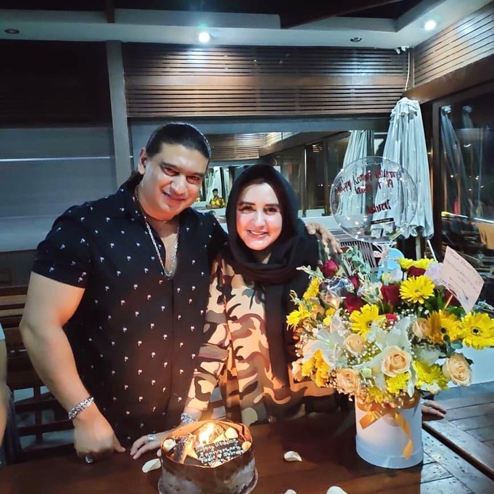 <p>Ashraff dan Fadia tak segan menampilkan kemesraan mereka di media sosia. Seperti pada foto, Fadia tampil cantik ketika merayakan ulang tahun bersama suami. (Foto: Instagram: @ashraff_abu)</p>