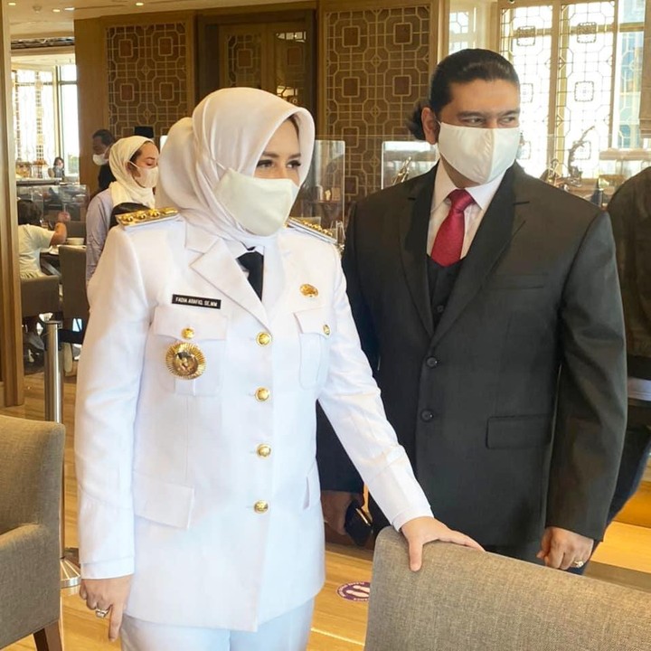 <p>Fadia sempat mengikuti jejak ayahnya menjadi penyanyi dangdut. Namun kini ia memilih terjun ke politik. Fadia Arafiq dilantik oleh Gubernur Jawa Tengah Ganjar Pranowo sebagai Bupati Pekalongan pada 27 Juni lalu. (Foto: Instagram: @ashraff_abu)</p>