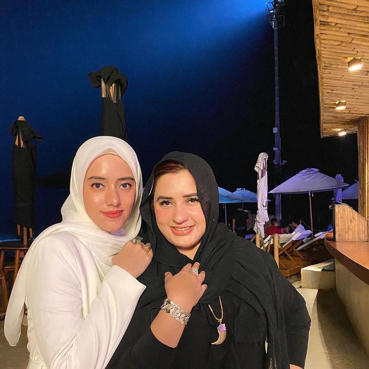 <p>Potret cantik Fadia juga sering ditampilkan di laman Instagram sang adik, Fairuz A Rafiq. Keduanya terlihat cukup mirip ya Bunda? (Foto: Instagram: @fairuzarafiq)</p>