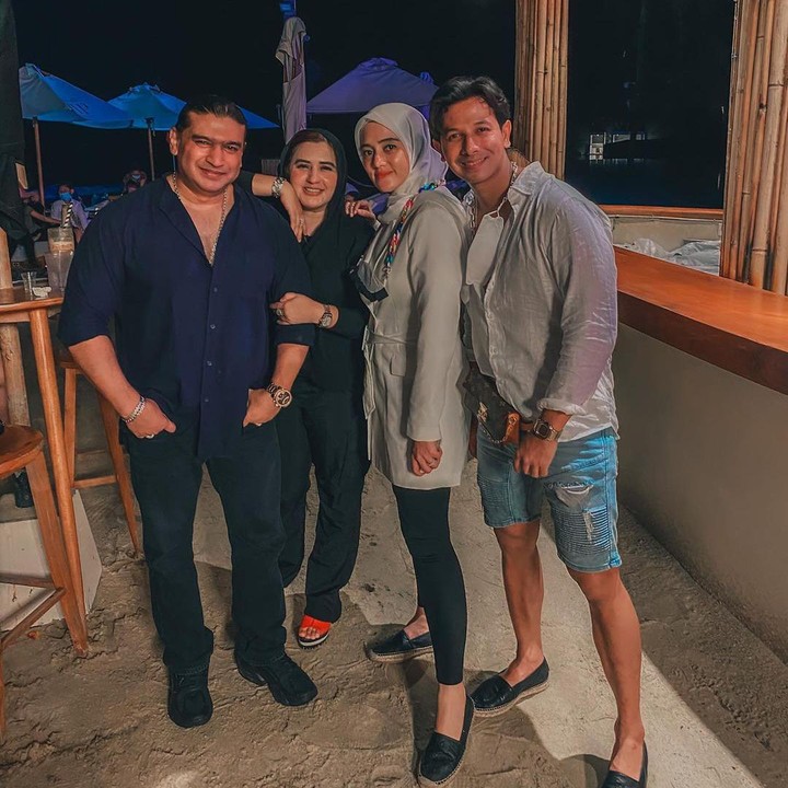 <p>Kebersamaan Fadia dan Ashraf juga terlihat ketika berkumpul bersama Fairuz dan suaminya, Sonny Septian. Mereka kerap menghabiskan waktu bersama, Bunda. (Foto: Instagram: @fairuzarafiq)</p>