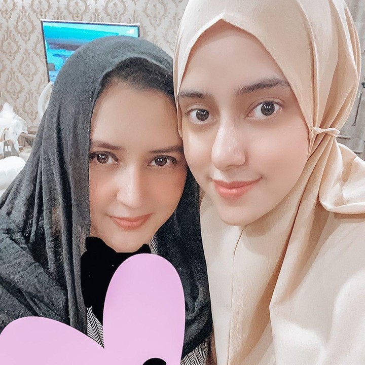 <p>Fairuz A Rafiq juga mengunggah selfie bersama Fadia ketika merayakan ulang tahun sang kakak. Ia tak lupa memberikan ucapan selamat pada wanita 43 tahun itu. (Foto: Instagram: @fairuzarafiq)</p>