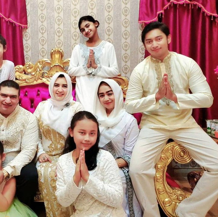 <p>Fadia Arafiq merupakan bagian dari keluarga pedangdut legendaris Tanah Air, A Rafiq. Ia adalah kakak dari Fairuz A Rafiq, Bunda. (Foto: Instagram: @ashraff_abu)</p>