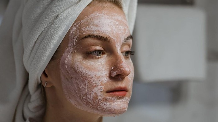 5 Kesalahan Pakai Clay Mask yang Bikin Muka jadi Kering dan Jerawatan