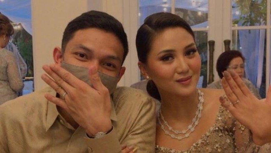 Heboh anak menteri Audy Pratama dan sang istri Rachel Theresia pergi bulan madu di tengah kondisi PPKM. Yuk intip potret mereka!