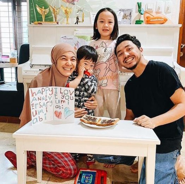<p>Ananda Omesh dan Dian Ayu Lestari sudah menikah sejak 2012 silam. Mereka dikaruniai tiga anak, yaitu Btari Embun Anandayu, Btara Langit Anandayu, dan Btari Bulan Anandayu. Lewat media sosial, Omesh dan Dian kerap membagikan potret kesederhanaan mereka yang terasa hangat. (Foto: Instagram/omeshomesh)</p>