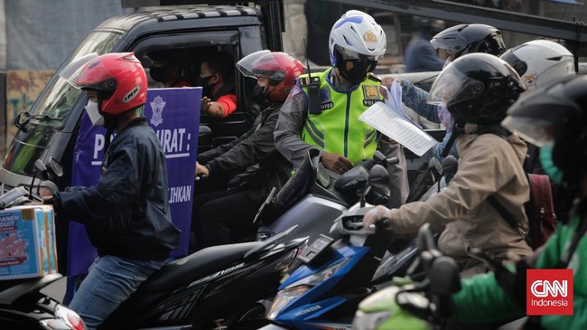 Petugas PPKM darurat nyaris celaka saat hendak ditabrak seorang penjambret yang kabur di pos penyekatan PPKM darurat.