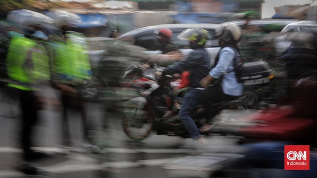 Terdapat 23 kabupaten/kota di luar Jawa-Bali menerapkan PPKM Level 4 yang tersebar di 14 provinsi. Puluhan daerah lainnya menerapkan PPKM Level 3 dan 2.