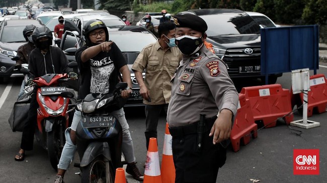 CNNIndonesia.com merangkum peristiwa terkait perkembangan pandemi virus corona 24 jam terakhir. Di Toba, ada warga positif Covid-19 keluyuran ludahi warga.