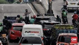 Warga Sulit Putar Balik, Polisi Buka Sekat di Pesing Jakbar